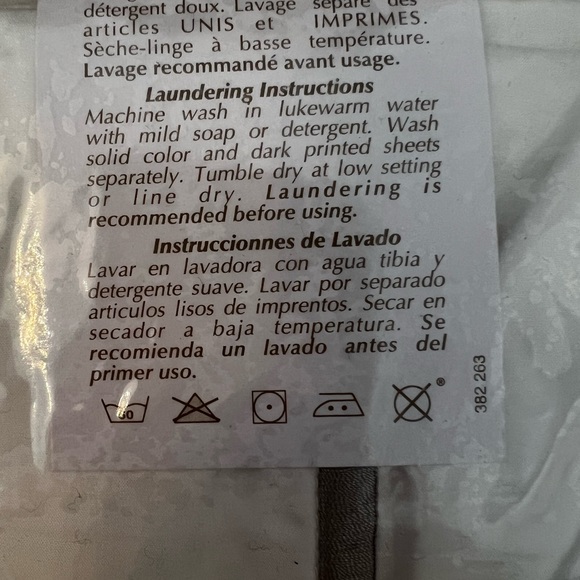 Yves Delorme Palace Collection Athena Standard Shams. - Picture 3 of 9